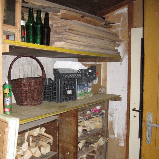 Vstupní chodba s botníkem a dřevníkem