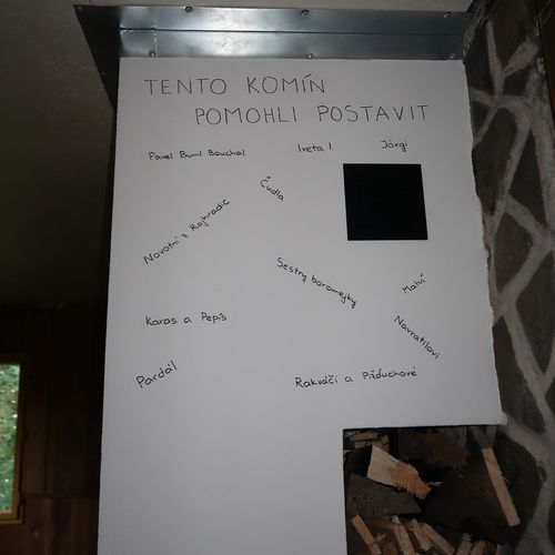 Další přispěvatelé budou na obložení vedle komína